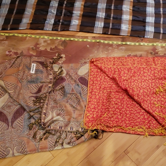 Scarfs,and wraps - Picture 8 of 8